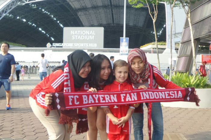 fan Bayern Muenchen sedang berfoto di depan National Stadium, Singapura jelang laga Chelsea melawan Bayern Muenchen, Selasa (25/7/2017).