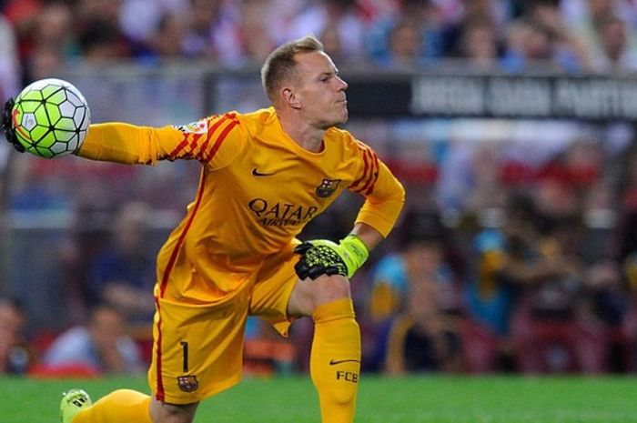 Pemain Barcelona, Marc-Andre Ter Stegen dalam aksinya melawan Atletico Madrid pada pertandingan La Liga, di Vicente Calderon, 12 September 2015. 