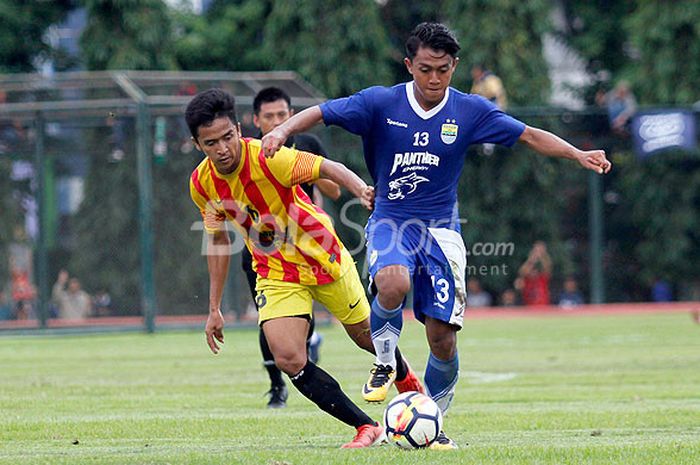  Aksi pemain Persib Bandung, Febri Hariyadi (kanan) saat tampil melawan Sleman United dalam laga uji coba di Stadion Universitas Negeri Yogyakarta (UNY), Selasa (26/12/2017). 