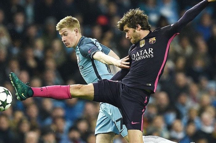 Gelandang Manchester City, Kevin De Bruyne (kiri), berebut bola dengan gelandang Barcelona, Sergi Roberto, dalam laga lanjutan Grup C Liga Champions di Stadion Etihad, Manchester, pada 1 November 2016.