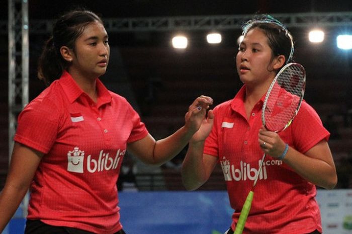 Pasangan ganda putri Indonesia, Jauza Fadhila Sugiarto/Ribka Sugiarto, melakukan selebrasi setelah mengalahkan Thanapim Kaweenuntavong/Suphapich Silprakob (Thailand), 21-9, 21-16 pada laga babak keempat Kejuaraan Dunia Junior 2017 yang berlangsung di GOR Among Rogo, Yogyakarta, Kamis (19/10/2017).