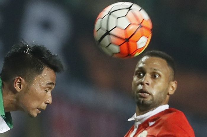 Striker Persija Jakarta, Luiz Junior (kanan), berduel dengan bek Indonesia U-22, Bagas Adi Nugroho (kiri), dalam laga uji coba di Stadion Patriot Candrabhaga, Bekasi, Jawa Barat, Rabu (5/4/2017).