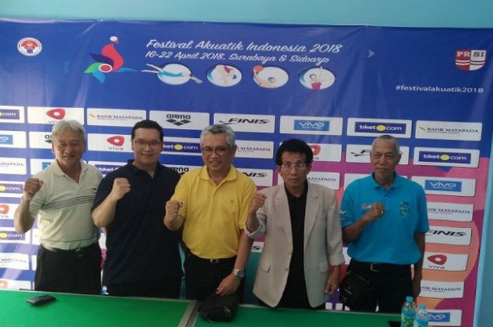 Dari kiri ke kanan, Herlambang wijaya (waketum pengprov prsi jatim)  Robert Francis Gumulya  (Ketua panpel FAI),  Ali Patiwiri (Sekjen PRSI),  Anang (PRSI Jatim), dan Suroyo. (tekniikal delegate renang) dalam presscon jelang Festival Akuatik Indonesia 2018, Minggu (15/4/2018).