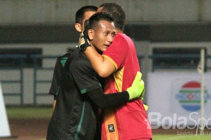 Abdul Rohim mendapat pelukan dari pelatih penjaga gawang PSMS Medan, Sahari Gultom, usai pertandingan di Piala Presiden 2018 melawan Persib.