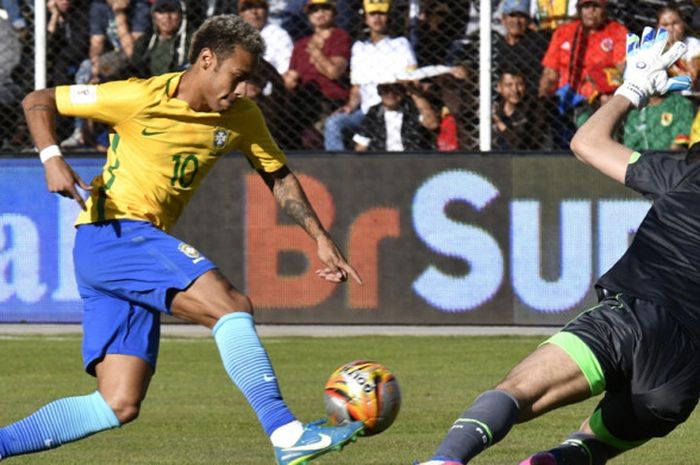 Striker Brasil, Neymar (kiri), berduel dengan kiper Bolivia, Carlos Lampe, dalam laga Kualifikasi Piala Dunia 2018 zona Amerika Selatan di Stadion Hernando Siles, La Paz, pada 5 Oktober 2017.