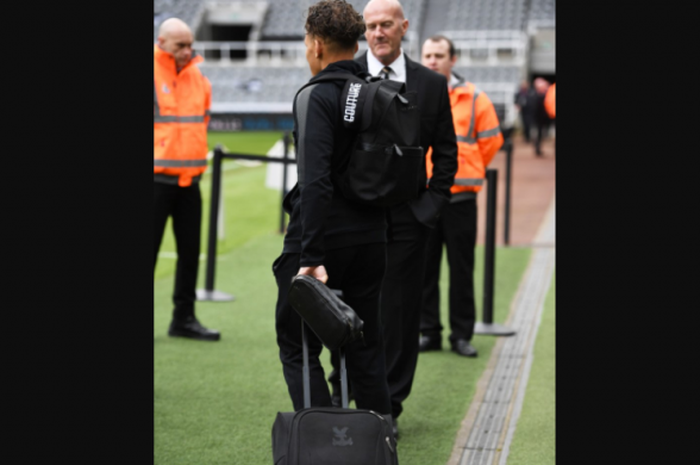 Dwight Gayle, Penyerang Newcastle United membawa koper berlambang Crystal Palace