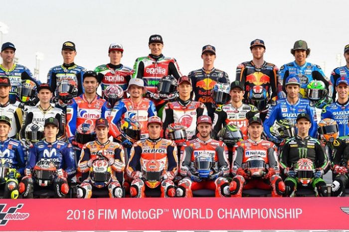 Seluruh pebalap yang berlaga pada MotoGP 2018 berpose sebelum menghadapi seri balapan GP Qatar di Sirkuit Internasional Losail, Qatar, Rabu (14/3/2018).