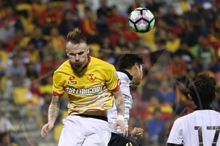 Duel udara antara pemain seleksi Selangor FA, Kamil Pozniak dengan pilar Terengganu FA pada uji coba di Stadion Selayang, Kuala Lumpur, Rabu (11/1/2017) malam.