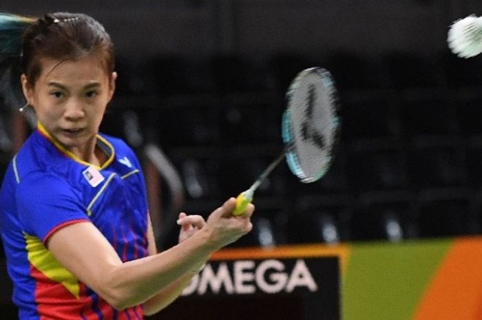 Pebulu tangkis ganda campuran Malaysia, Goh Liu Ying (berpasangan dengan Chan Peng Soon), mengembalikan kok yang dilepas wakil Indonesia, Tontowi Ahmad/Liliyana Natsir, pada babak final Olimpiade Rio di Riocentro, Rio de Janeiro, Brasil, 17 Agustus 2016.  