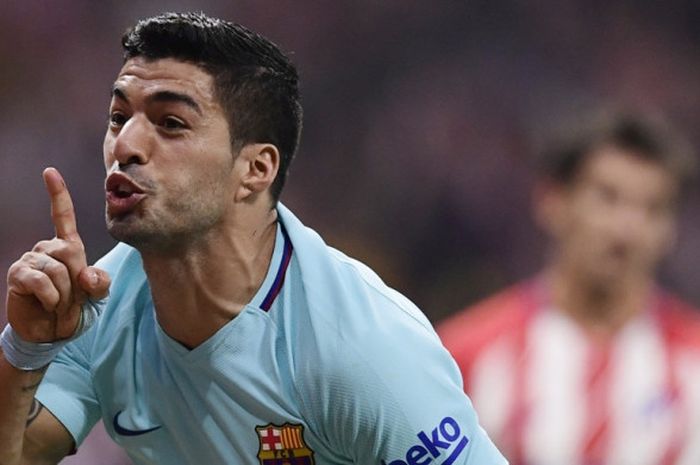 Striker FC Barcelona, Luis Suarez, merayakan gol yang dia cetak ke gawang Atletico Madrid dalam laga Liga Spanyol di Stadion Wanda Metropolitano, Madrid, pada 14 Oktober 2017.