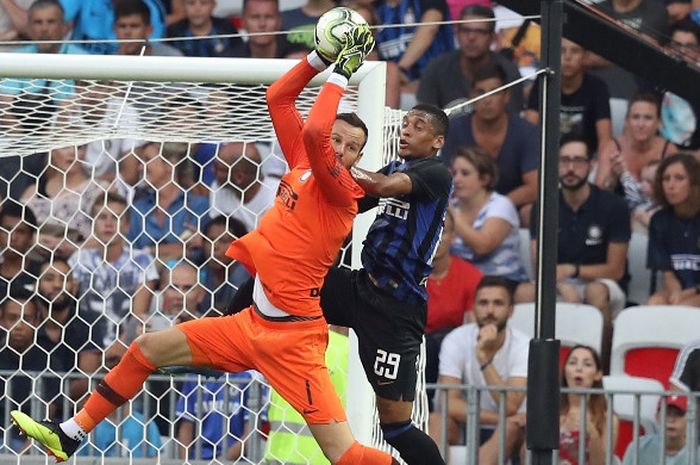 Kiper Inter Milan, Samir Handanovic, menangkap bola dalam laga International Champions Cup kontra Chelsea di Stadion Allianz Riviera, Nice, Prancis pada 28 Juli 2018.