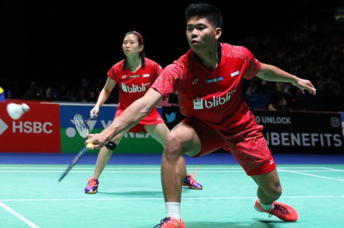 Pasangan ganda campuran nasional Indonesia, Praveen Jordan/Debby Susanto, mengembalikan shuttlecock dari lawan mereka, Lee Yang/Hsu Ya Ching (Taiwan), pada laga babak kesatu turnamen All England Open 2018 yang berlangsung di Arena Birmingham, Birmingham, Inggris, Rabu (14/3/2018).