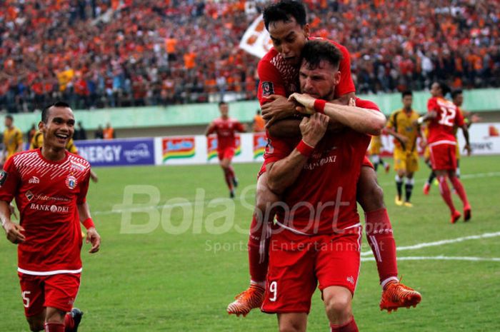 Skuat Persija Jakarta merayakan gol ke gawang Mitra Kukar, di babak perempat final Piala Presiden 2018, Minggu (4/2/2018).