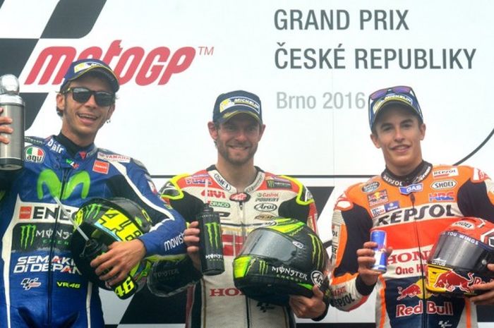 Pebalap Movistar Yamaha Valentino Rossi (kiri) berfoto dengan juara GP Ceska Cal Crutchlow (LCR Honda) dan peringkat ketiga Marc Marquez (Repsol Honda) di podium Sirkuit Brno, Minggu (21/8/2016).