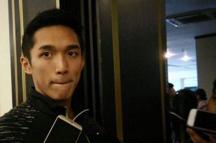   Pebulu tangkis tunggal putra Indonesia, Jonatan Christie, menjawab pertanyaan media seusai pengukuhan tim Thomas-Uber Indonesia 2018 di Hotel Century, Senayan, Jakarta, Selasa (8/5/2018).  