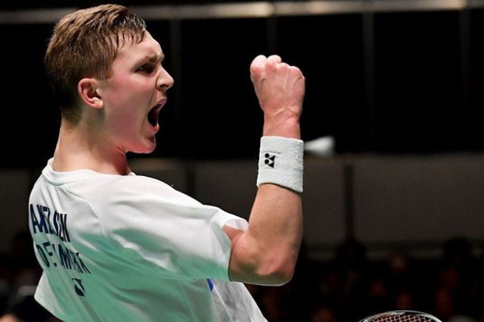 Pebulu tangkis tunggal putra Denmark, Viktor Axelsen, melakukan selebrasi setelah mengalahkan wakil Korea Selatan, Son Wan-ho, pada turnamen Jepang Terbuka 2017 di Tokyo Metropolitan Gymnasium, 23 September 2017.