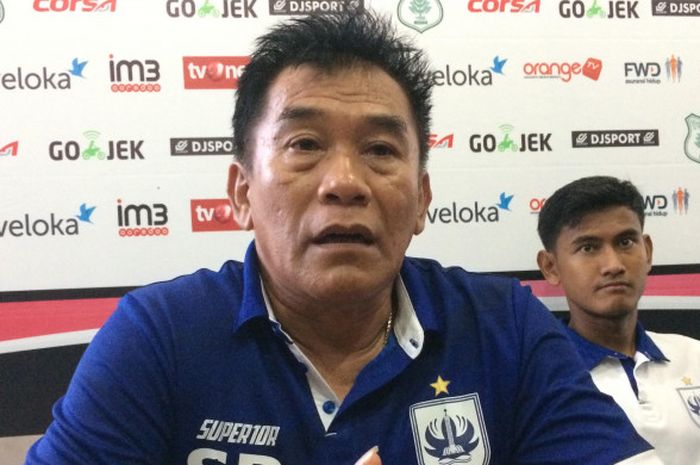 Pelatih PSIS Semenarang, Subangkit, ketika memberikan keterangan pers usai laga melawan PSMS Medan, Sabtu (7/10/2017) di Stadion Teladan.