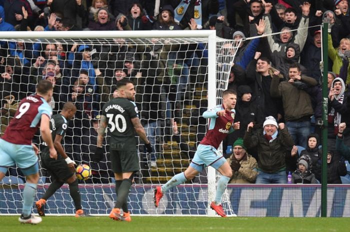 Pemain Burnley, Johann Berg Gudmundsson, merayakan golnya ke gawang Manchester City pada laga lanjutan Liga Inggris, Sabtu (3/2/2018).