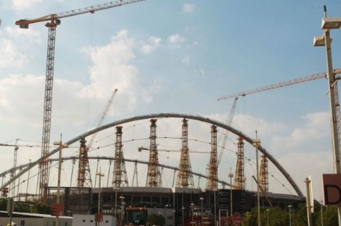 Foto pembangunan Stadion Khalifa di Doha, Qatar, pada 13 Desember 2014. , yang akan menjadi salah satu stadion penyelenggara Piala Dunia 2022. 