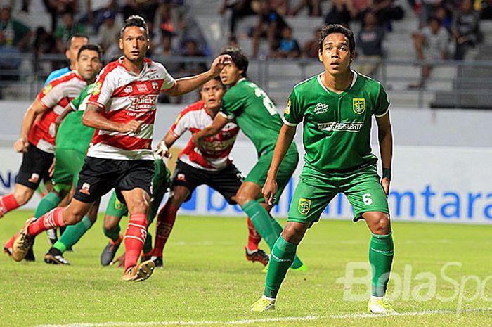 Gelandang Persebaya Surabaya, Misbakus Solikin (kanan), bersiap meyambut sepak pojok dalam laga babak penyisihan Grup B Piala Gubernur Kaltim 2018 melawan Madura United di Stadion Batakan Balikpapan, Kalimantan Timur, Sabtu (24/02/2018) malam.