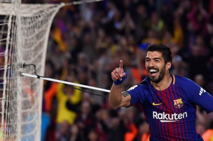 Penyerang FC Barcelona, Luis Suarez, merayakan golnya ke gawang Real Madrid dalam laga Liga Spanyol di Stadion Camp Nou, Barcelona pada 6 Mei 2018.