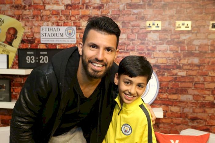 Idris Syefii saat berfoto bersama Sergio Aguero