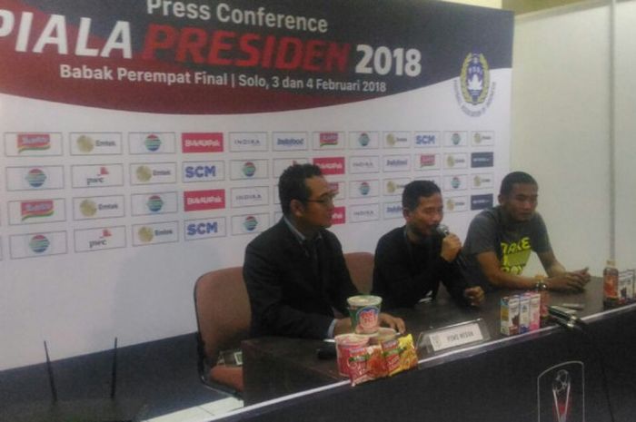 Pelatih PSMS Medan Djadjang Nurdjaman saat press conference seusai laga melawan Persebaya Surabaya di Stadion Manahan, Sabtu (3/2/2018) malam.