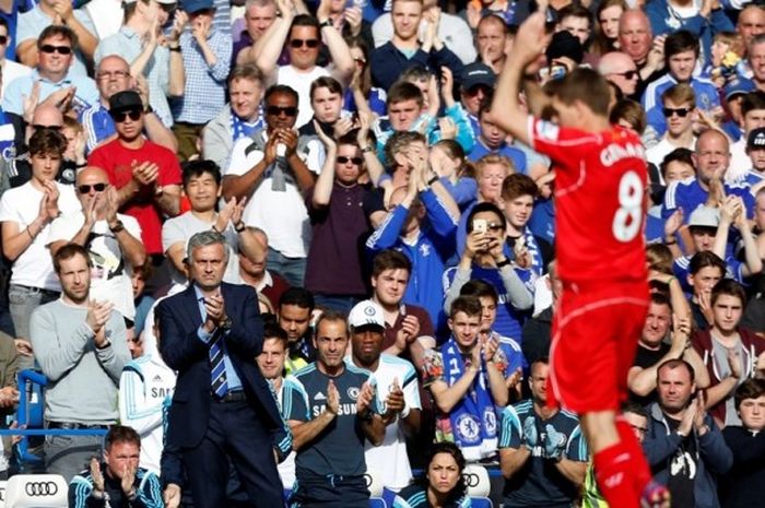  Manajer Chelsea, Jose Mourinho, memberikan tepuk tangan untuk gelandang Liverpool FC, Steven Gerrard, yang ditarik keluar dalam laga Premier League di Stadion Stamford Bridge, London, Inggris, pada 10 Mei 2015. 