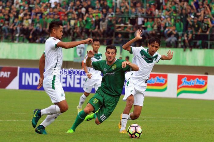  Bek PSMS Medan, Muhammad Roby (kiri), berusaha merebut bola dari pemain Persebaya Robertino Pugliara pada laga babak perempat final Piala Presiden 2018 di Stadion Manahan, Solo, Sabtu (3/2/2018). 