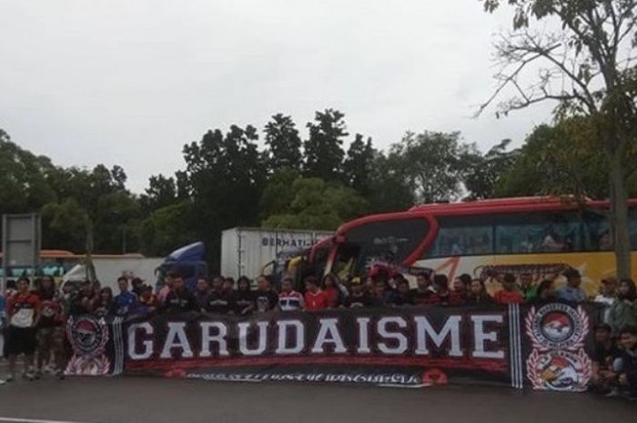 Ratusan suporter timnas Indonesia yang merupakan Tenaga Kerja Indonesia (TKI) di Malaysia datang untuk mendukung perjuangan tim Merah Putih melawan Singapura pada laga perdana Grup B Piala AFF 2018 di Stadion Nasional, Singapura, Jumat (9/11/2018). 