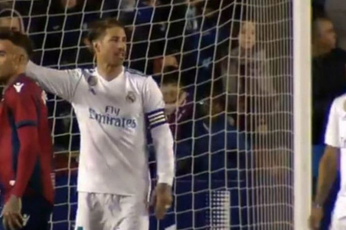 Kapten Real Madrid, Sergio Ramos, menegur Macelo dalam laga Liga Spanyol kontra Levante di Estadio Ciudad de Valencia, Sabtu (3/2/2018)