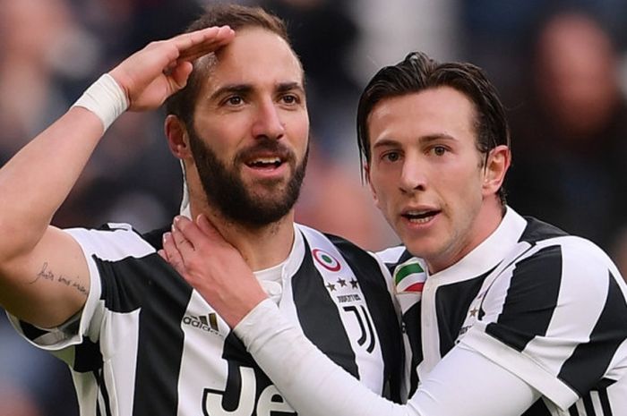 Striker Juventus, Gonzalo Higuain (kiri), merayakan gol bersama Federico Bernardeschi ke gawang Sassuolo dalam laga Liga Italia di Allianz Stadium Turin, 4 Februari 2018.