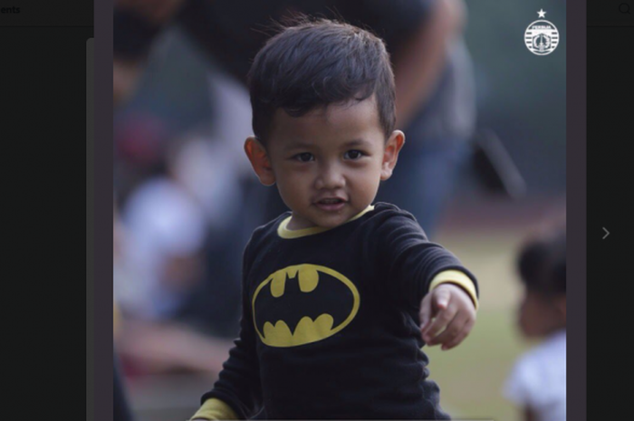 akun twitter resmi persija jakarta unggah  kumpulan foto anak- anak pemain tim dengan julukan macan kemayoran