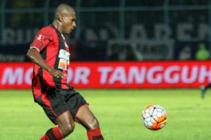 Yustinus Pae, bek Persipura Jayapura.