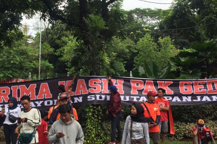 Spanduk untuk Gede Widiade di rangkaian konvoi Persija Jakarta.