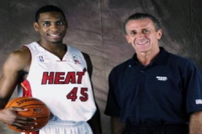 Rasual Butler (kiri) dan Pat Riley (kanan) saat keduanya masih bekerja sama membela Miami Heat.