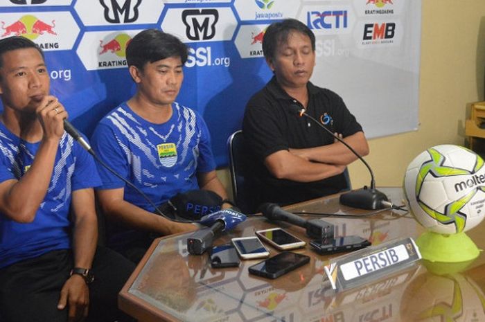 Bek Persib Bandung, Henhen Herdiana (kiri) saat jumpa pers sebelum pertandingan, Selasa (4/12/2018).