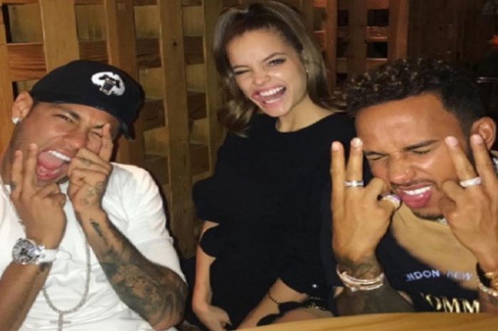 (dari ki-ka) Neymar, Barbara Palvin, Lewis Hamilton saat menghadiri pesta di London, Inggris pada Senin 918/9/2017).