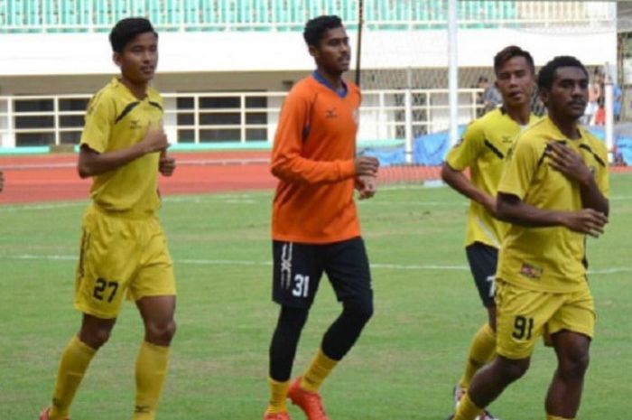 Pemain Semen Padang U-19 pemanasan jelang laga kontra PS TNI U-19 di Stadion Pakansari, Bogor, Kamis (30/7/2017).