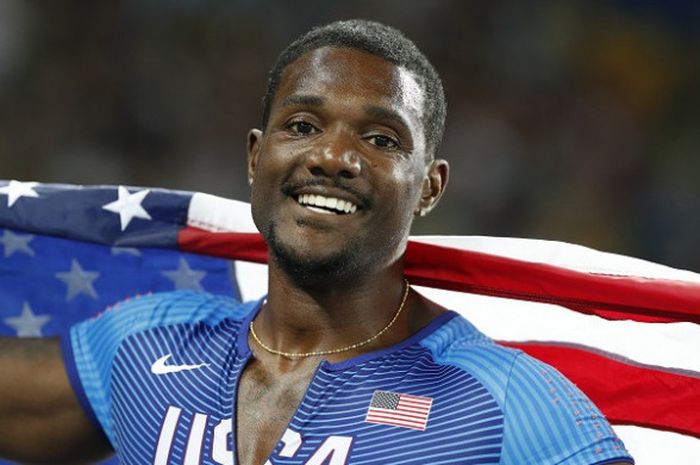 Sprinter Amerika Serikat, Justin Gatlin, berpose setelah meraih medali perak 100 meter pada Olimpiade Rio 2016, 14 Agustus 2016. 