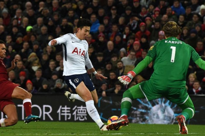   Kiper Liverpool FC, Loris Karius (kanan), menepis tendangan pemain Tottenham Hotspur, Son Heung-Min, dalam laga Liga Inggris di Stadion Anfield, Liverpool, pada 4 Februari 2018.  