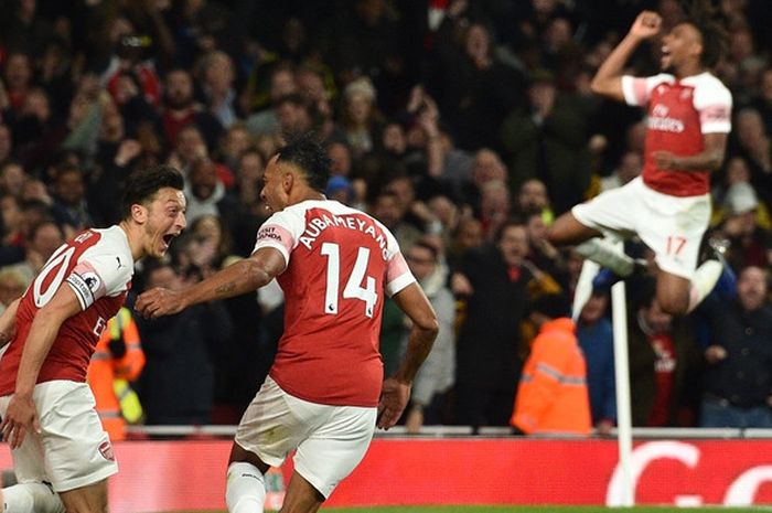 Penyerang Arsenal, Pierre-Emerick Aubameyang (kedua dari kiri), merayakan golnya bersama Mesut Oezil dalam laga Liga Inggris melawan Leicester City di Stadion Emirates, London, Inggris pada 22 Oktober 2018.