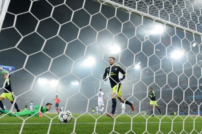 Lucas Perez mencetak gol kedua Arsenal saat menang 4-1 atas FC Basel pada partai fase grup Liga Champions di St. Jacob-Park, Selasa (6/12/2016).