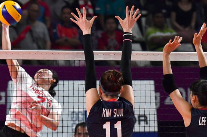 Aksi spiker Indonesia, Amalia Fajrina Nabila, di pertandingan Asian Games 2018 cabang bola voli putri melawan Korea Selatan, Rabu (29/8/2018).