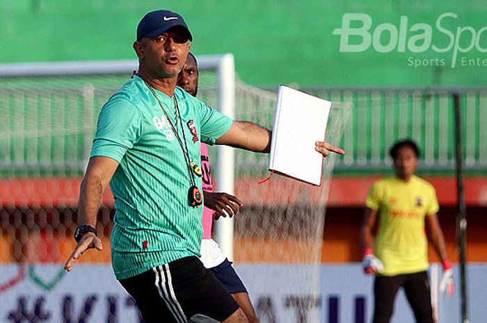 Pelatih Madura United Gomes de Oliviera saat memimpin latihan di Stadion Gelora Ratu Pamellingan Pamekasan, Jawa Timur, Jumat (6/7/2018) sore.