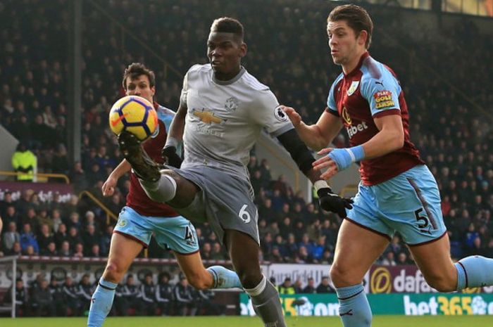 Gelandang Manchester United, Paul Pogba, mengontrol bola di bawah tekanan dari bek Burnley, James Tarkowski, pada laga Liga Inggris di Turf Moor, Burnley, Sabtu (20/1/2018).