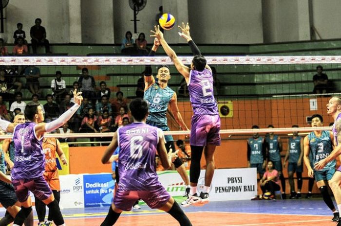 Tim bola voli putra Palembang Bank SumselBabel (jersey unggu) melakukan blok atas serangah dari Jakarta BNI Taplus pada putaran kedua seri pertama Proliga 2018 yang berlangsung di GOR Purna Krida, Denpasar, Bali, Jumat (2/3/2018).