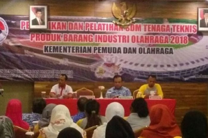 Sekretaris Deputi Bidang Peningkatan Prestasi Olahraga, Aris Subiyono (kiri), Kepala Sub Bidang Manajemen Industri Olahraga, Paiman (kedua dari kiri), dan Kepala Dinas Kepemudaan Olahraga dan Pariwisata Kabupaten Kebumen, Azam Fatoni (ketiga dari kiri), beserta instruktur dalam acara pembukaan Pendidikan dan Pelatihan SDM Tenaga Teknis Produk Barang Industri Olahraga.