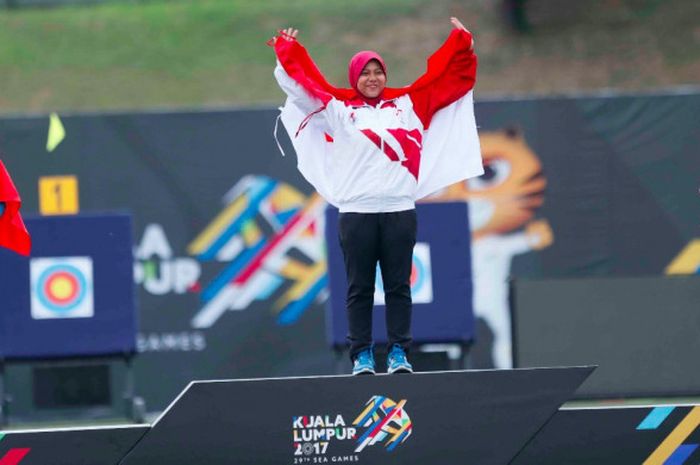 Pemanah putri compound Indonesia, Sri Ranti, melakukan selebrasi di atas podium. Sri Ranti meraih medali emas pertama untuk Indonesia pada SEA Games 2017 di Kuala Lumpur, Malaysia, Rabu (16/8/2017).