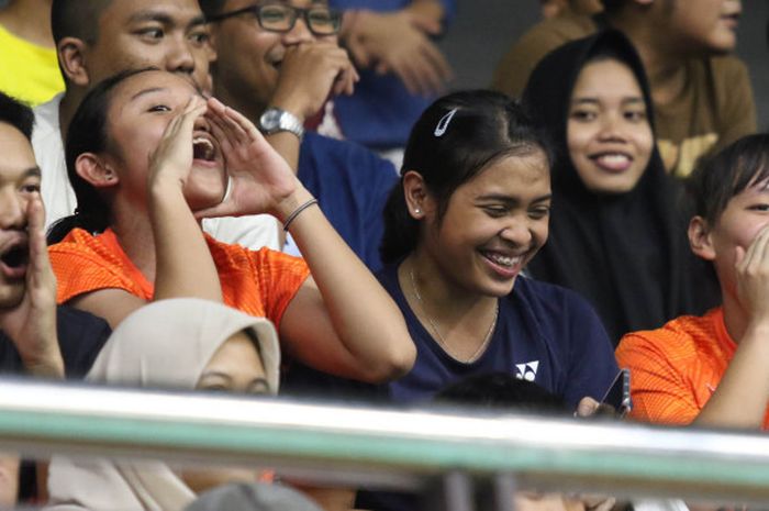 Gregoria Mariska (tersenyum) saat mendukung rekan-rekannya di semifinal Asia Junior Championship 2017.